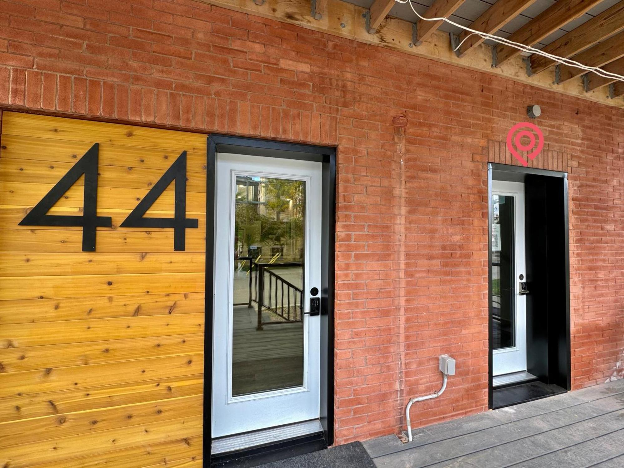 Entire 1 Bedroom Apartment Across From Google - Br5 Kitchener Exterior photo